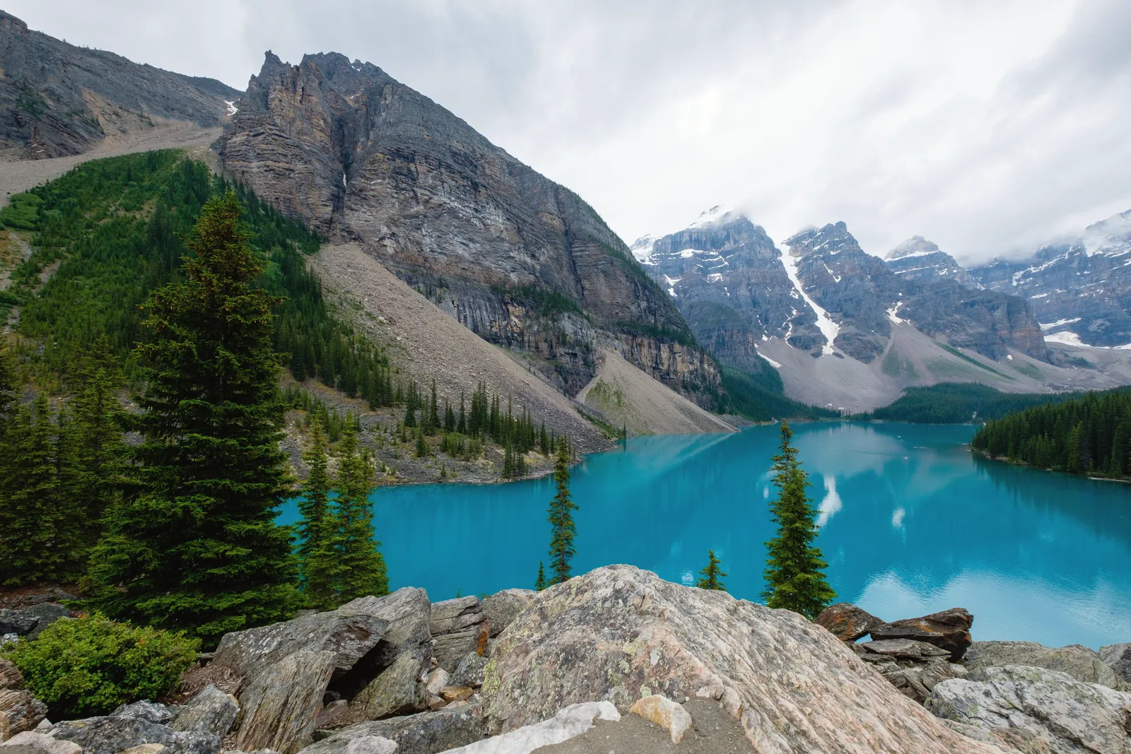 Majestic mountains and turquoise lake in Banff National Park, perfect for nature enthusiasts.