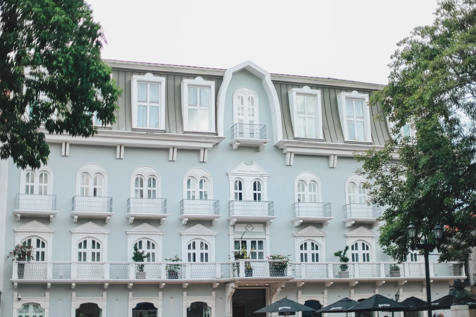 Elegant colonial architecture with balconies on a building facade in Panamá.