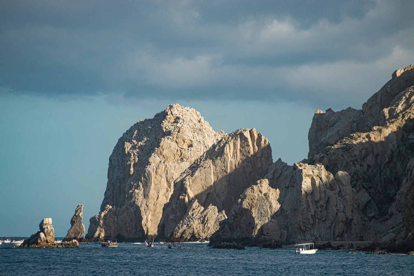 Breathtaking view of the stunning El Arco rock formation in Cabo San Lucas, Mexico.