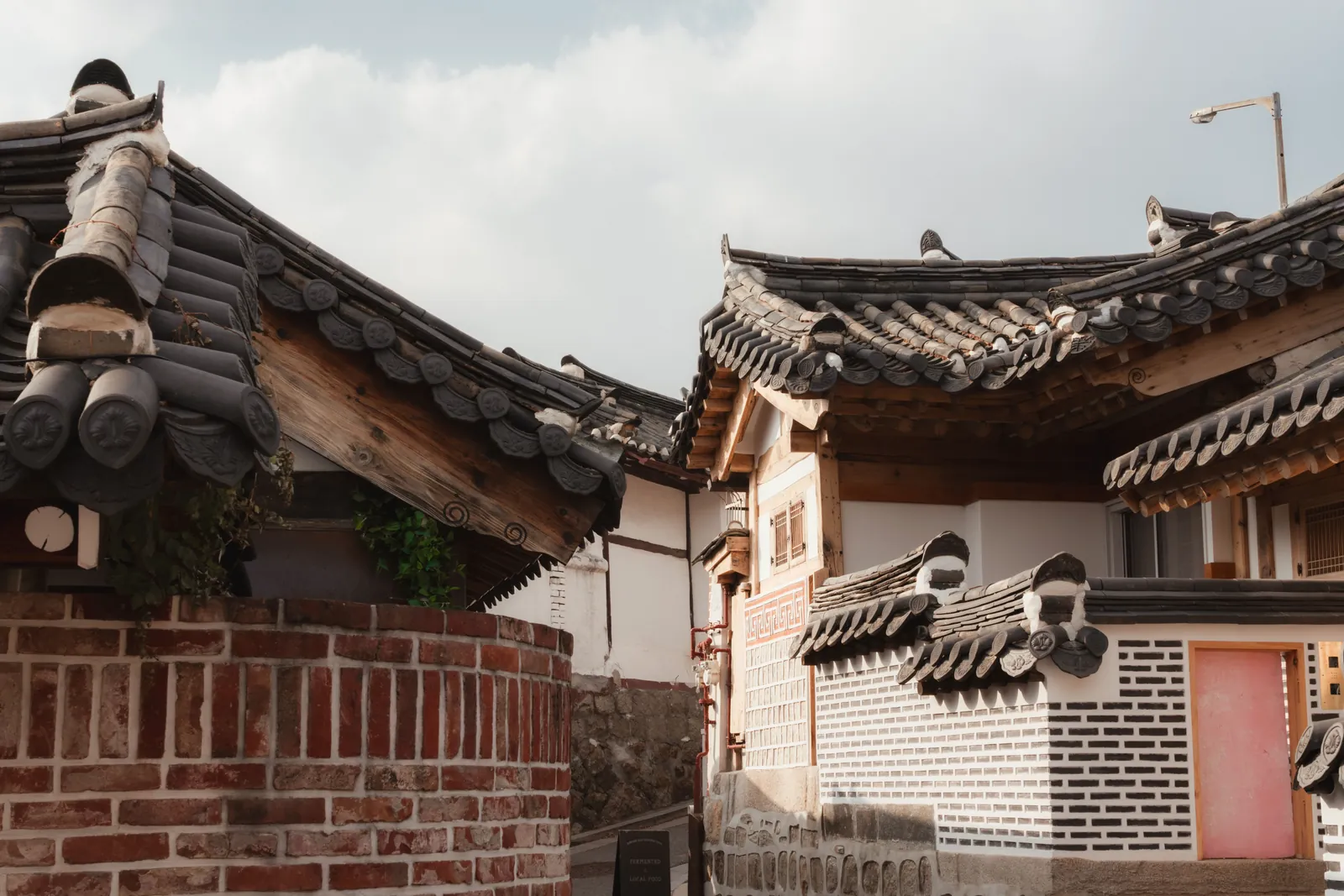 Charming view of traditional Hanok houses in Seúl's Bukchon Hanok Village, South Korea.